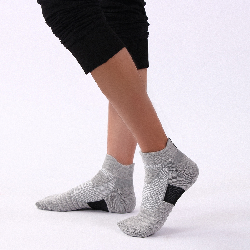 Sweat absorption and non-slip custom compression antislip socks men sport